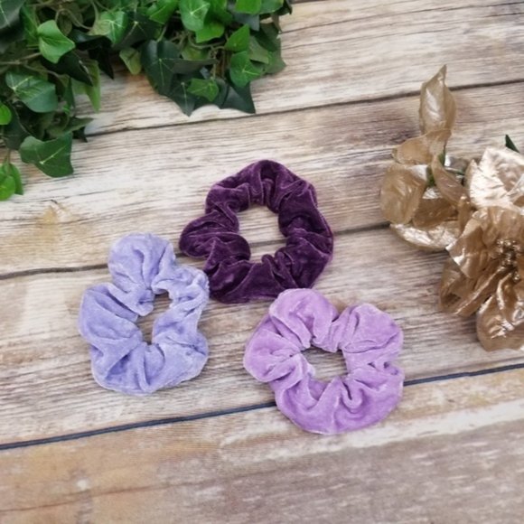 Brandy Melville Photo + 3 Velvet Pastel Scrunchie - Picture 3 of 5